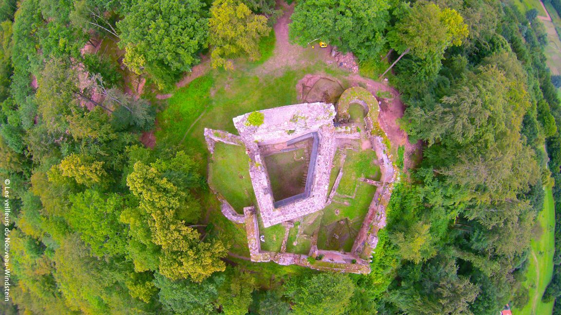 Vue aérienne château nouveau-windstein Vue aérienne château nouveau-windstein