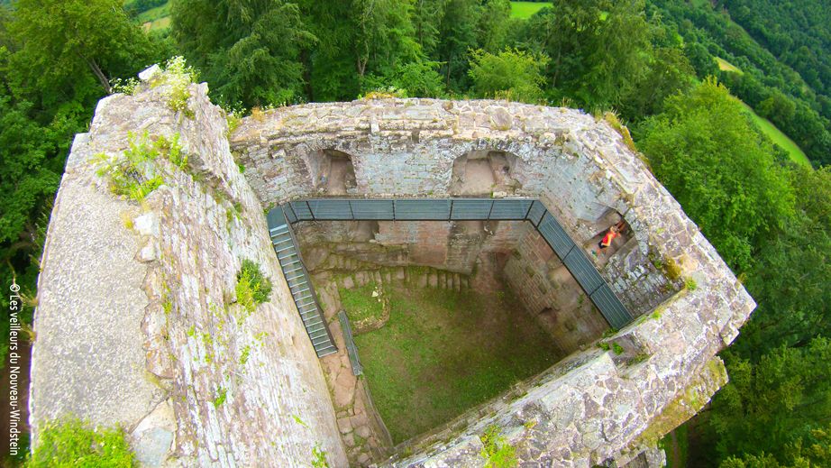 Vue aérienne logis seigneurial château nouveau-windstein Vue aérienne logis seigneurial château nouveau-windstein