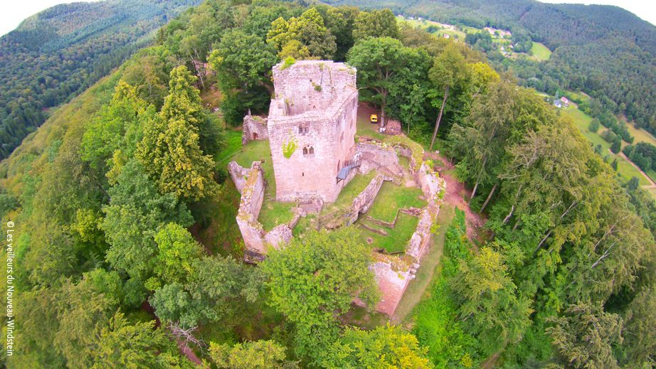 Vue aérienne château nouveau-windstein Vue aérienne château nouveau-windstein